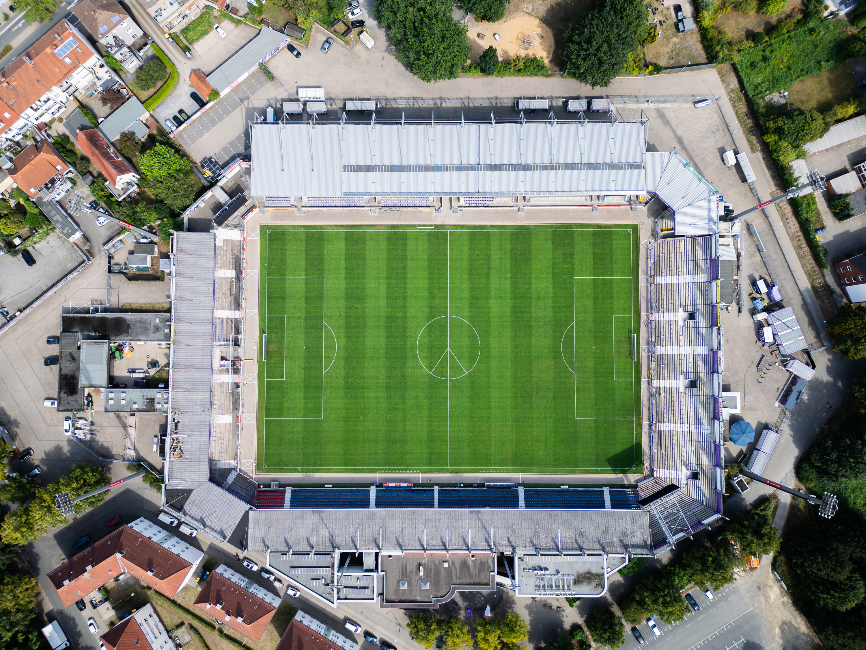 VfL Osnabrück Fans auf der Bremer Brücke – vollbesetzte Tribüne in Lila